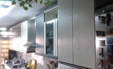 Cocina decorada con vinilo rojo 1 antes